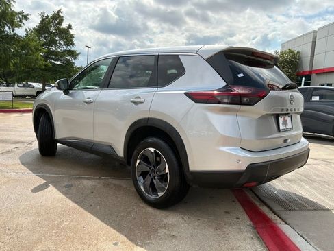 Used 2025 Nissan Rogue SV FWD image 8