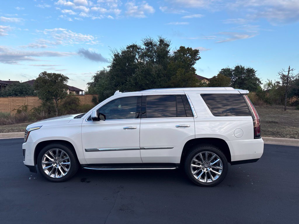 Used 2017 Cadillac Escalade Luxury RWD image 2