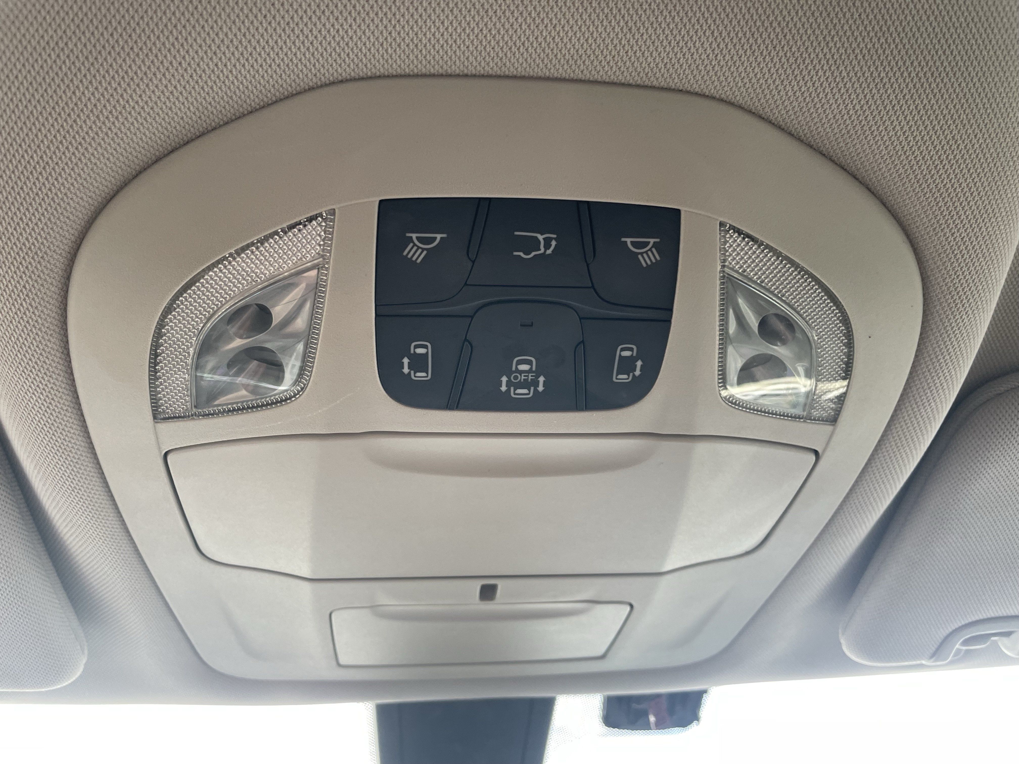 Used 2018 Chrysler Pacifica Touring Plus w/ Tire & Wheel Group FWD image 25
