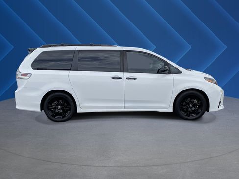 Used 2020 Toyota Sienna SE w/ Nightshade Edition FWD image 2