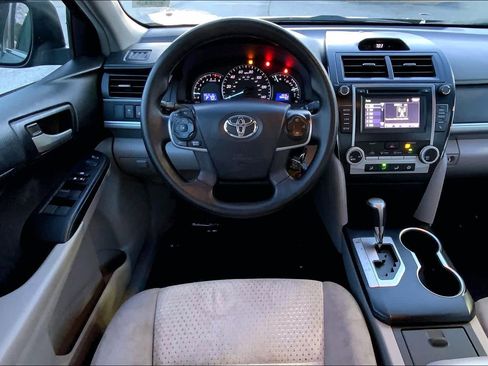 Used 2014 Toyota Camry LE image 6