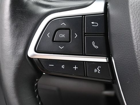 Used 2021 Toyota Highlander XLE AWD/4WD image 17