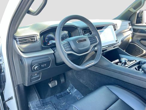 Certified 2025 Jeep Wagoneer L Series II w/ Premium Group I image 9