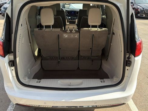 Used 2017 Chrysler Pacifica Touring-L FWD image 35