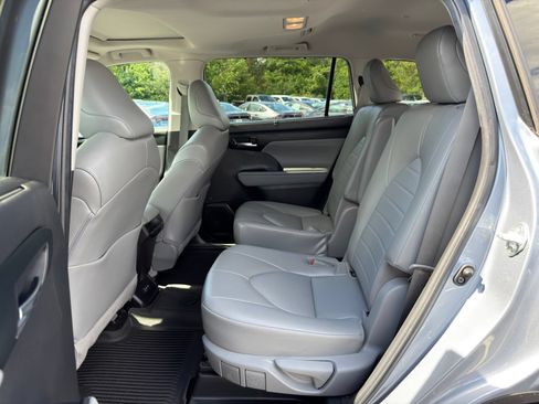 Used 2022 Toyota Highlander XLE AWD/4WD image 26