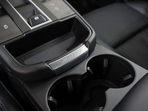 Certified 2025 Porsche Macan AWD/4WD image 34