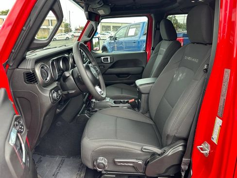 Used 2023 Jeep Gladiator Overland AWD/4WD image 13