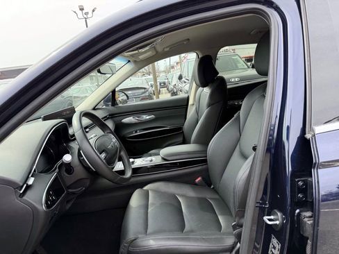 Certified 2025 Genesis GV70 2.5T AWD/4WD image 13