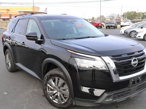 Used 2025 Nissan Pathfinder SV image 1