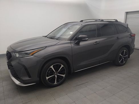 Used 2022 Toyota Highlander XSE image 2