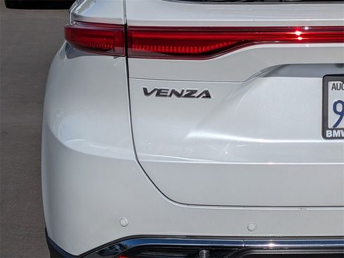 Used 2023 Toyota Venza Limited image 22