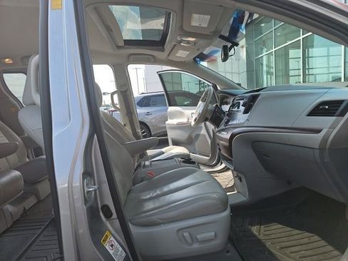 Used 2013 Toyota Sienna XLE FWD image 13