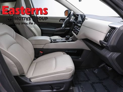 Used 2022 Nissan Pathfinder SL AWD/4WD image 24