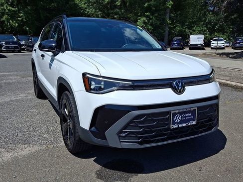 Certified 2025 Volkswagen Taos SE image 2