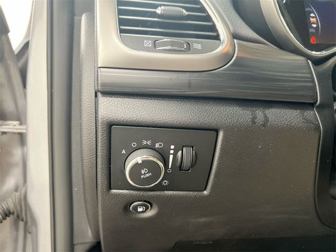 Used 2020 Jeep Grand Cherokee Laredo w/ 18" Wheel & 8.4" Radio Group image 18