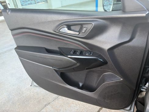 Used 2025 Chevrolet Trax RS w/ Sunroof Package FWD image 23