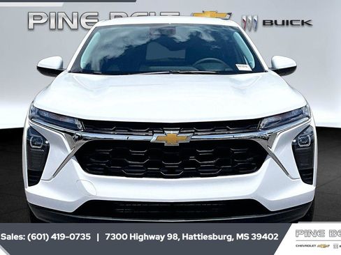 Used 2026 Chevrolet Trax LS w/ LS Convenience Package FWD image 3