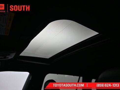 Used 2023 Toyota Highlander XSE AWD/4WD image 22