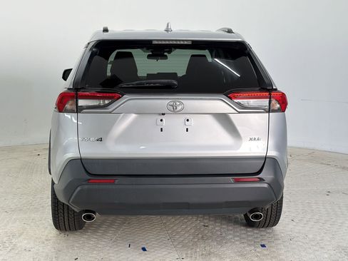 Used 2020 Toyota RAV4 XLE Premium FWD image 10