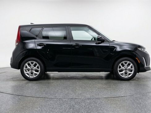 Used 2025 Kia Soul LX w/ LX Technology Package FWD image 11