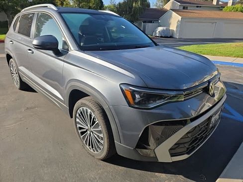 Used 2025 Volkswagen Taos SE w/ Panoramic Sunroof Package FWD image 4