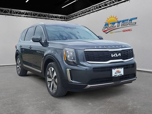Used 2022 Kia Telluride EX w/ EX Premium Package FWD image 3