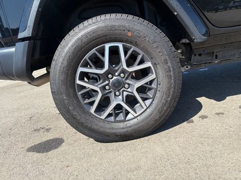Used 2025 Jeep Wrangler Unlimited Sahara AWD/4WD image 32
