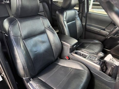 Used 2019 Toyota Tacoma TRD Sport w/ TRD Premium Sport Package AWD/4WD image 11