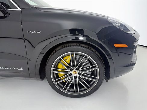 Certified 2023 Porsche Cayenne Turbo S image 9