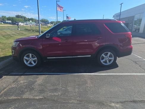 Used 2017 Ford Explorer XLT w/ Equipment Group 202A AWD/4WD image 4
