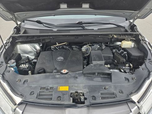 Used 2019 Toyota Highlander XLE FWD image 19