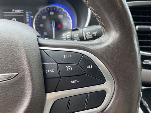 Used 2020 Chrysler Pacifica Touring-L FWD image 21