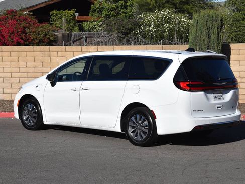 Used 2024 Chrysler Pacifica Limited FWD image 22