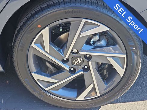 Used 2025 Hyundai Elantra Sport FWD image 11