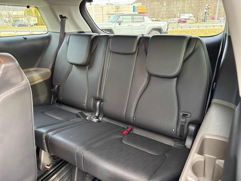Used 2025 Kia Carnival EX image 29
