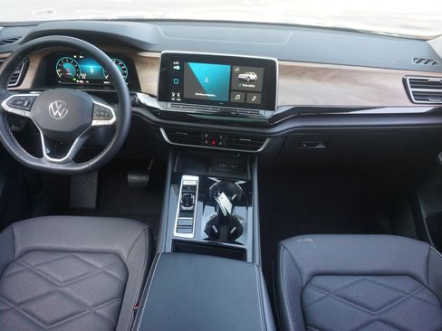 Used 2024 Volkswagen Atlas SE w/ Panoramic Sunroof Package image 26