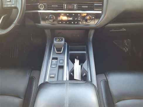 Used 2022 Nissan Pathfinder SL image 11