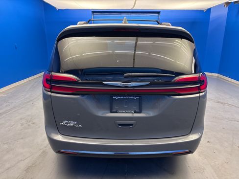 Used 2022 Chrysler Pacifica Touring-L FWD image 6