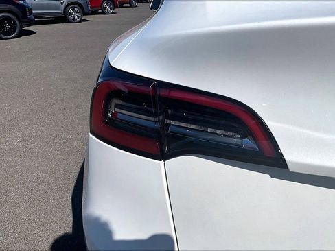 Used 2022 Tesla Model Y Long Range AWD/4WD image 28