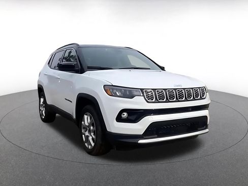 Used 2025 Jeep Compass Limited image 3