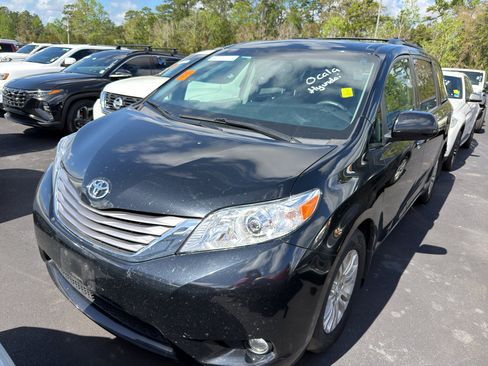 Used 2017 Toyota Sienna XLE image 2