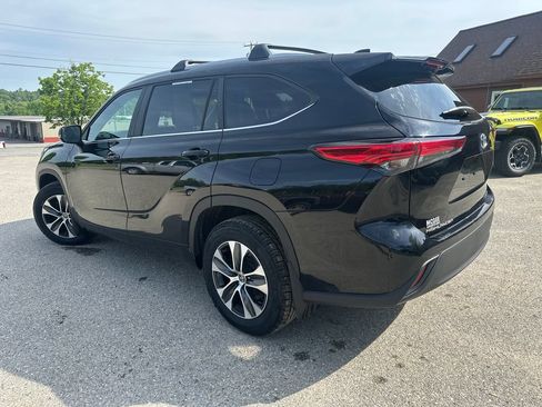 Used 2023 Toyota Highlander XLE AWD/4WD image 3