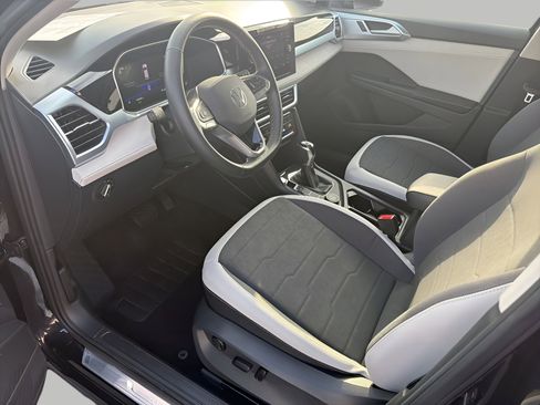 Used 2025 Volkswagen Taos SE image 12