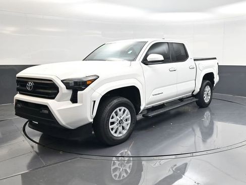 Used 2024 Toyota Tacoma SR5 AWD/4WD image 7