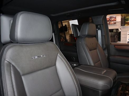 Used 2025 GMC Yukon XL Denali w/ Denali Reserve Package AWD/4WD image 12