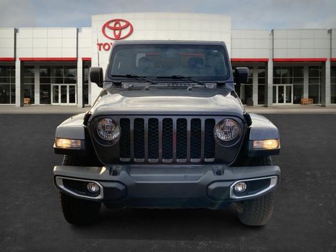 Used 2023 Jeep Gladiator Sport image 2