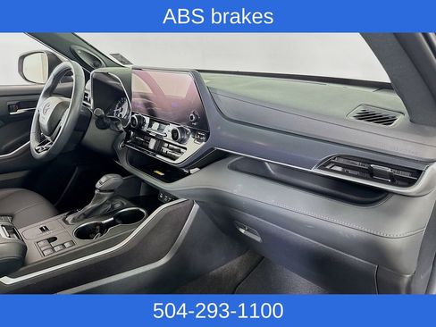 Used 2024 Toyota Highlander Limited image 30