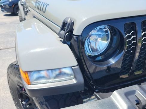 Used 2022 Jeep Gladiator Sport AWD/4WD image 8