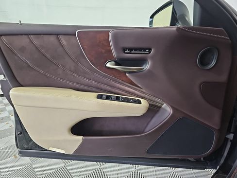 Used 2020 Lexus LS 500 AWD w/ Accessory Package (Z2) image 26