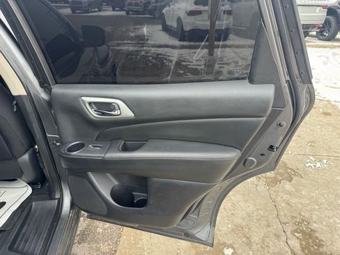 Used 2019 Nissan Pathfinder SV image 17